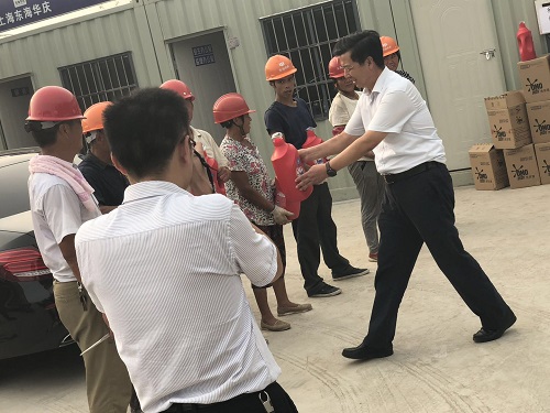 泰兴市总工会及泰兴市水务局领导慰问两泰官河备用水源地达标建设项目员工