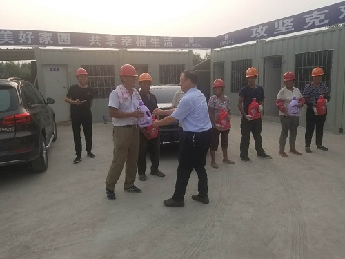 两泰官河项目市总工会领导慰问2